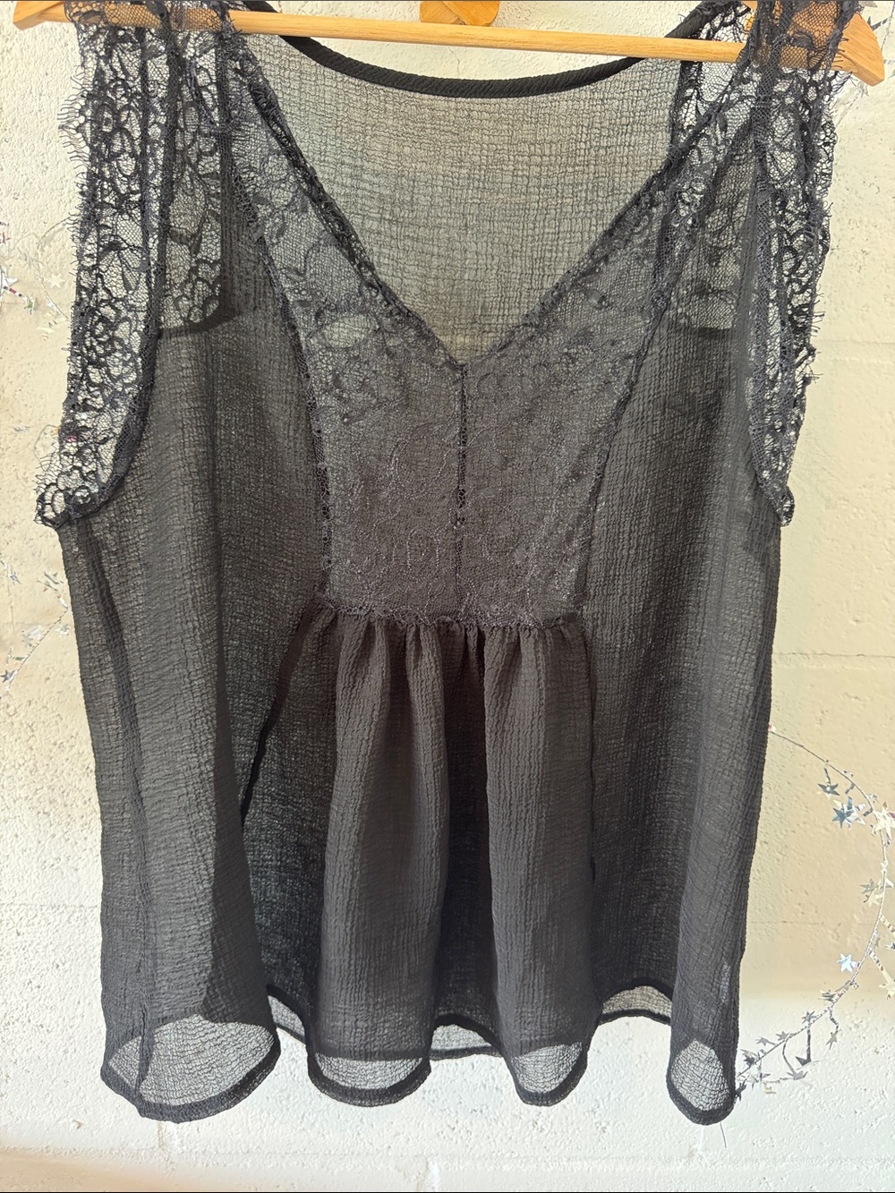 Black Lace-Trim Sleeveless tank - Picture 4 of 5